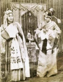 川剧大师易征祥（右）1957年表演川剧《谭记儿》的剧照，左为川剧四大名旦之一杨淑英。